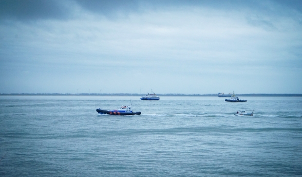 KNRM sleept bootje met motorproblemen naar Buitenhaven in Vlissingen