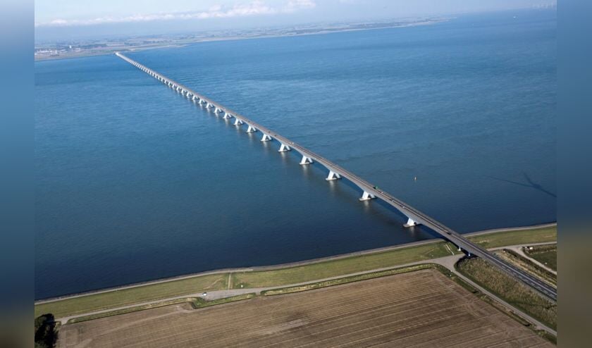 Twee fietsers gewond na botsing op Zeelandbrug: weg in beide richtingen afgesloten