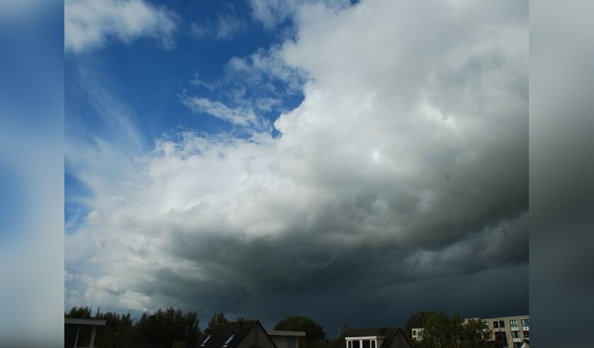 Het is wisselend bewolkt met lokaal een bui.