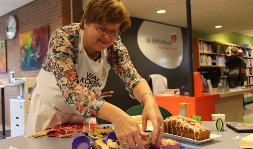 Verhalenbakkers in de bieb met kunst en literatuur op de achtergrond is verbindende kunst en cultuur.