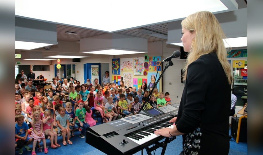 <p>Archiefbeeld van een optreden van Yentl Schieman bij basisschool De Voorhoute in Kruiningen.</p>