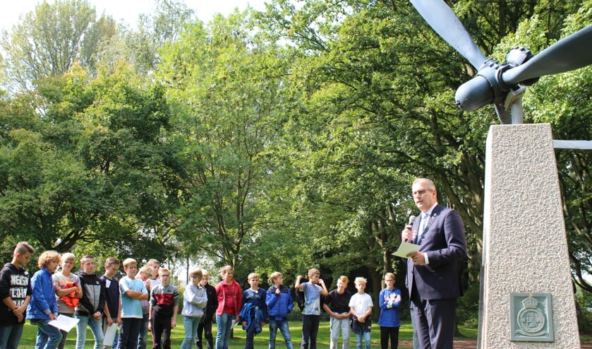 In het park bevindt zich onder andere het Guy Gibson Propellormonument.