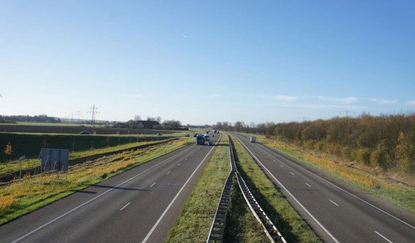 Rijbaan richting Vlissingen dicht na ongeval op A58: file van meer dan uur 
