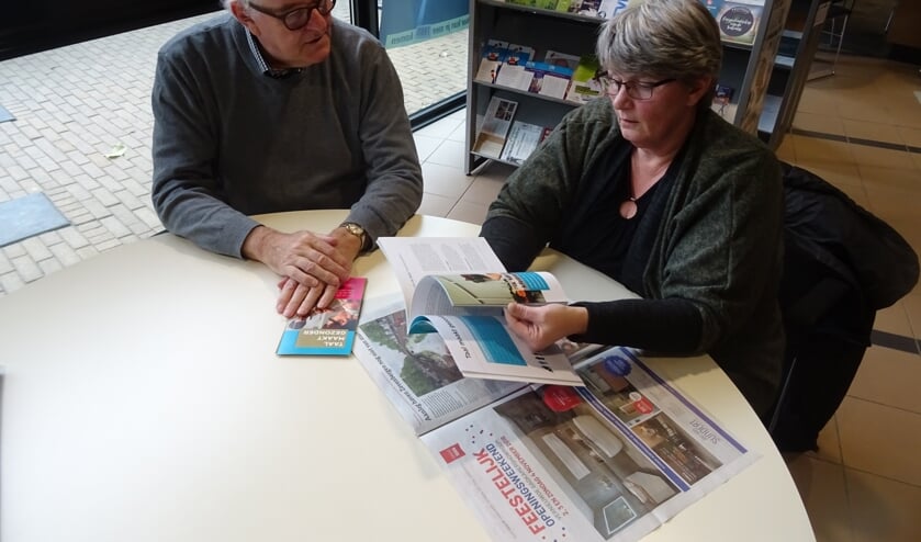 FOTO Anita Ossewaarde en Wim Aalbers bladeren door Taal maakt gezonder MIRYAM VAN DER STEE