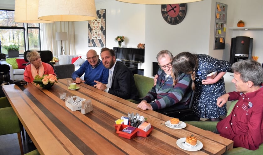 Minister Hugo de Jonge in gesprek met enkele patiënten. FOTO STELLA MARIJNISSEN