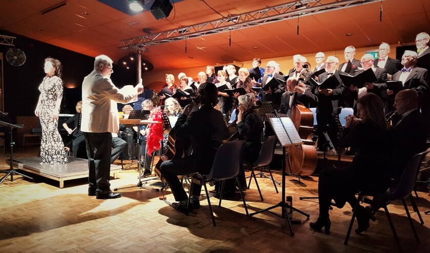 Angelique Wardenier met koor en orkest o.l.v. Wil Broos. FOTO FONS PAPENDORP