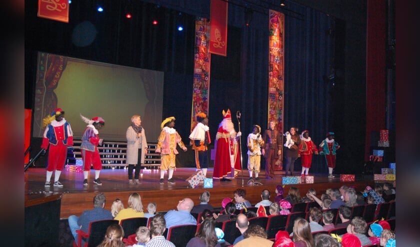 Sint zingt met kinderen in de zaal