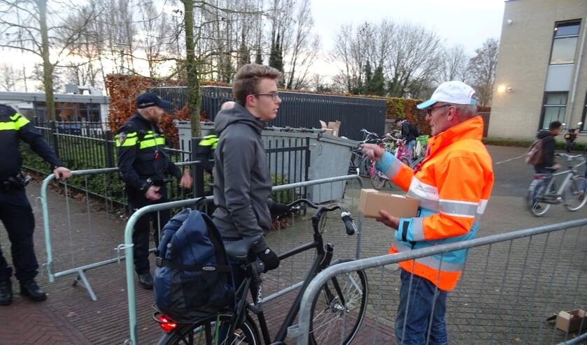 Iedere fiets werd gecontroleerd op een werkend voor- en achterlicht