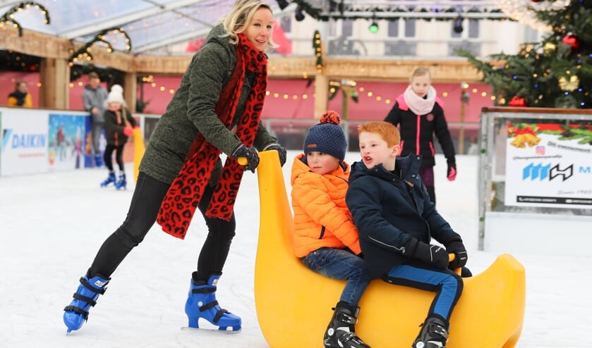 Veel kinderen kwamen met hun ouders naar de schaatsbaan.