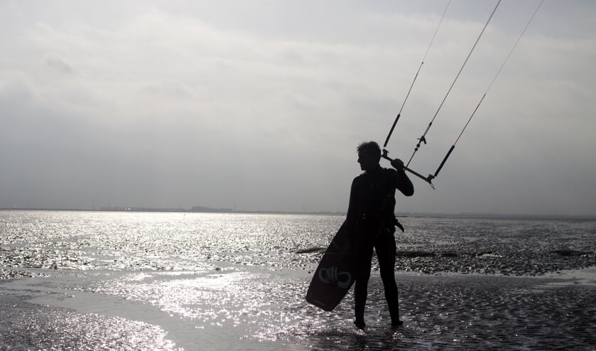 Vraagtekens Van Kervinck bij onderzoek naar kitesurfen