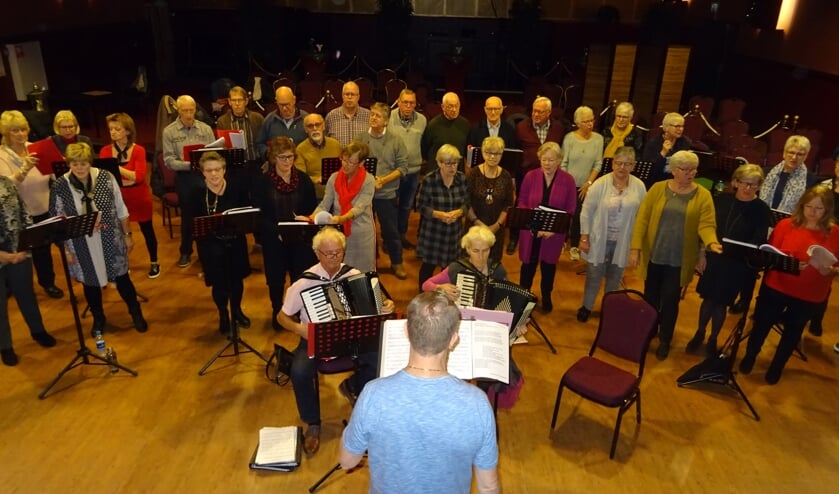 Het smartlappenkoor oefent voor het kerstconcert. FOTO MIRYAM VAN DER STEE
