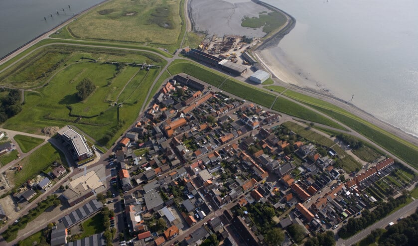 <p>Hansweert ligt vlak achter de dijk.</p>