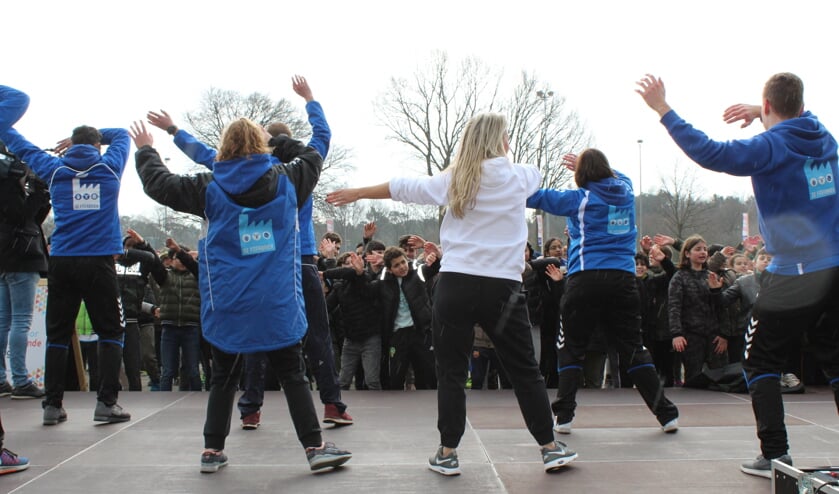 <p>De leerlingen dansen mee met de F!Tfabriek en Ingrid Jansen</p>