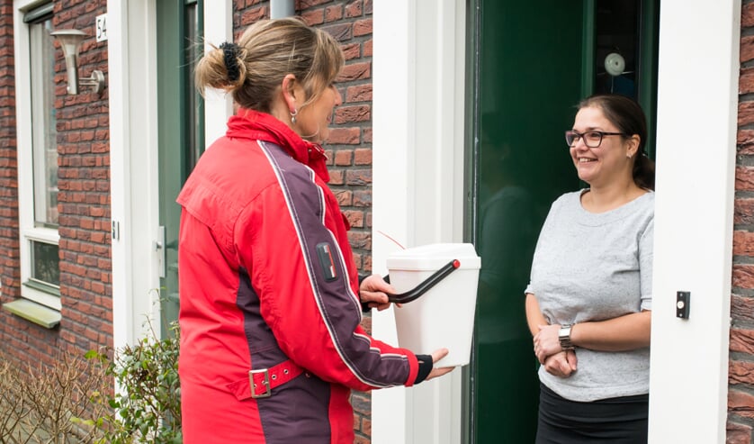 <p>Collectant collecteert aan huis</p>