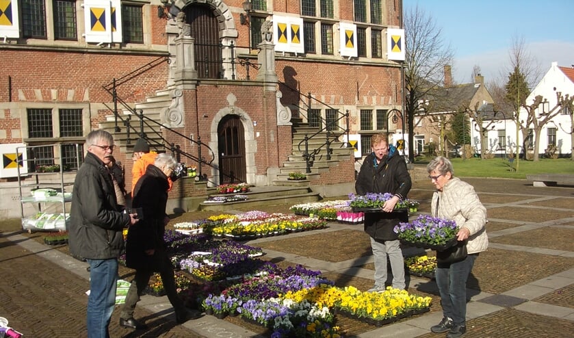 Altijd weer een mooi gezicht de duizenden bloemen voor het stadhuis. FOTO TIES STEEHOUWER
