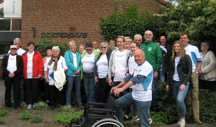 Deelnemers en begeleiders zijn klaar voor de start van de Nationale Diabetes Challenge. FOTO JOS OONINCX