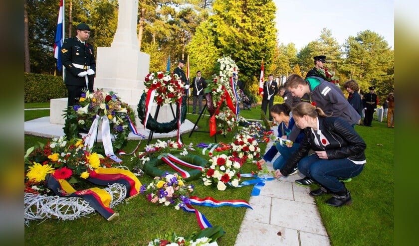 <p>Archieffoto van een herdenking op de Canadese erevelden</p>