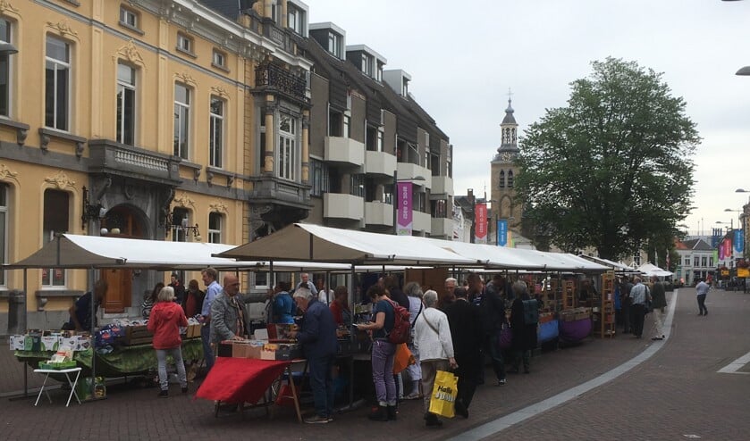 Deel van de Boekenmarkt met zicht op Emile van Loonhuis en de St. Jan