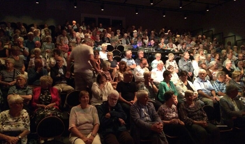 <p>Een volle zaal tijdens de presentatieavond van Podium Kloosterhof</p>