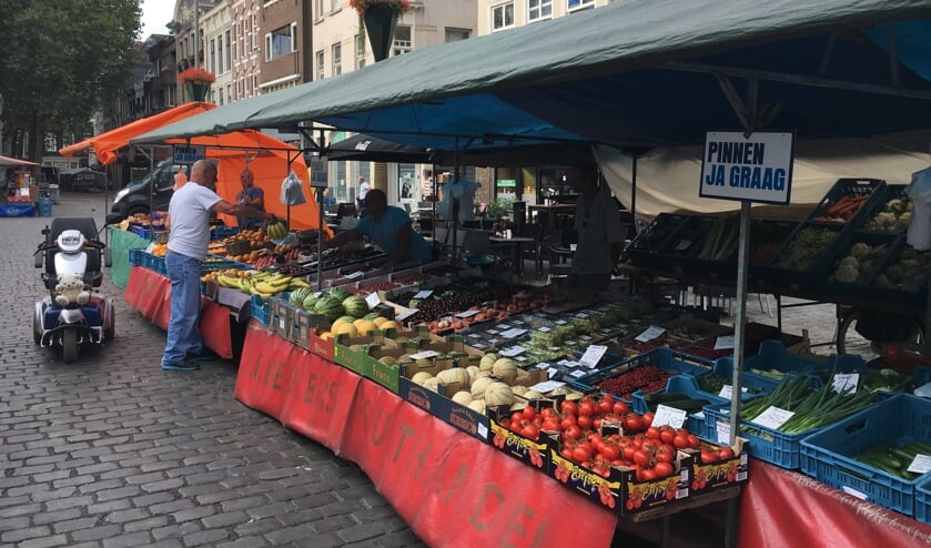 Het is nog rustig bij de groente- en fruitkraam van John
