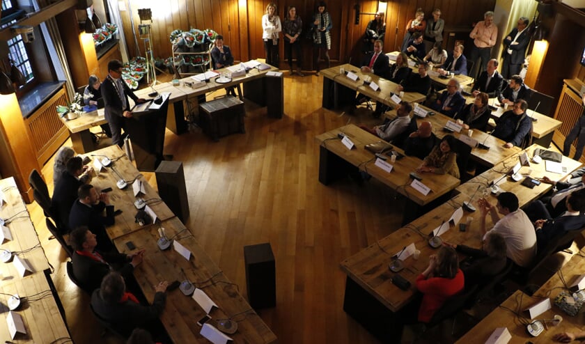 De raadszaal: vanaf deze donderdag vergadert de raad weer wekelijks over de koers voor de gemeente.