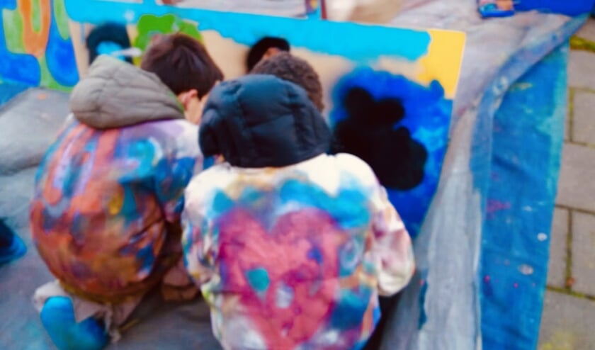 Kinderen van OBS de Springplank aan de slag met hun kunstwerk.