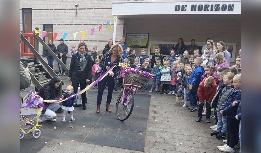 Reina en Birsen mogen het lintje doorknippen. FOTO DE HORIZON