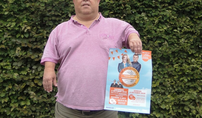 Adrie Vermeeren met de poster van het Fancy Fair Feestweekend.