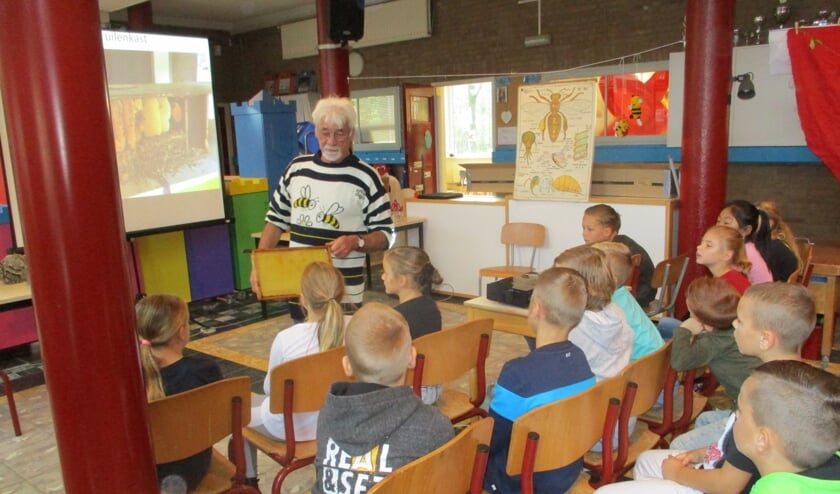 <p>Basisschool De Rietvest tijdens een les over bijen. </p>
