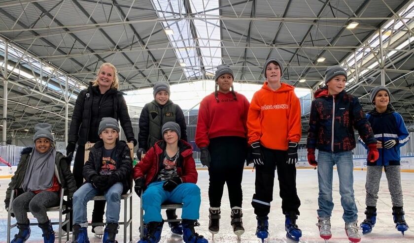 Met vallen en opstaan leerden de kinderen de kneepjes van het schaatsen.