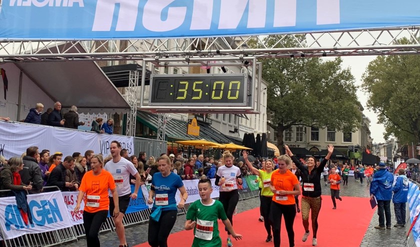 De deelnemers komen vol blijdschap over de finish.