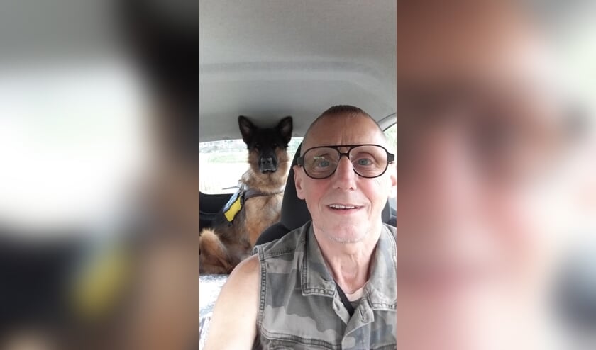 Chiel met zijn hulphond Denzell.