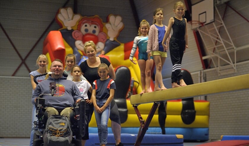 Frank van Ieperen tussen de turnsters van DIOS.
