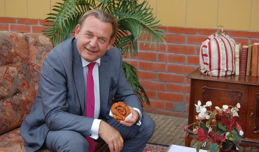 Een bolus mocht niet ontbreken tijdens het bezoek van Reinier van Zutphen. FOTO JESSICA ROVERS