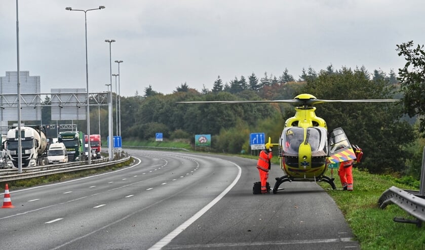 Een traumahelikopter landde op de snelweg.