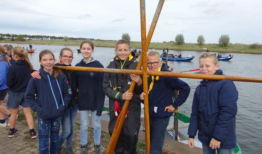 De orka’s van Heenetrecht roeien hun eerste wedstrijd. FOTO MARIELJA TEN BRUGGENCATE