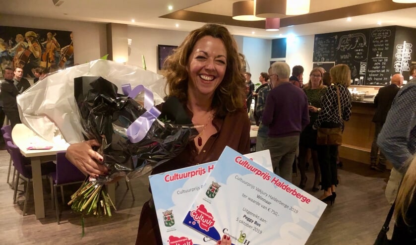 Een stralende Peggy Bus heeft zojuist de cultuurprijzen in ontvangst genomen.