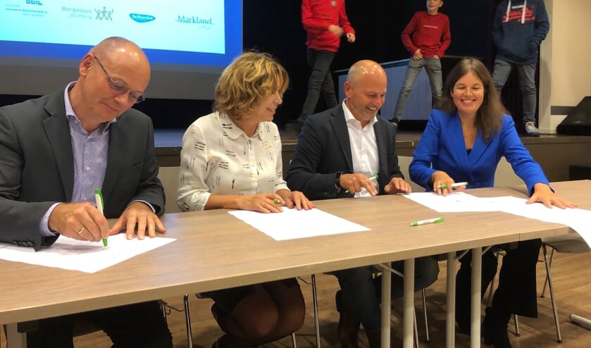 De ondertekening van de intentieverklaring door de bestuurders van de vier partijen. FOTO JOHAN WAGENMAKERS