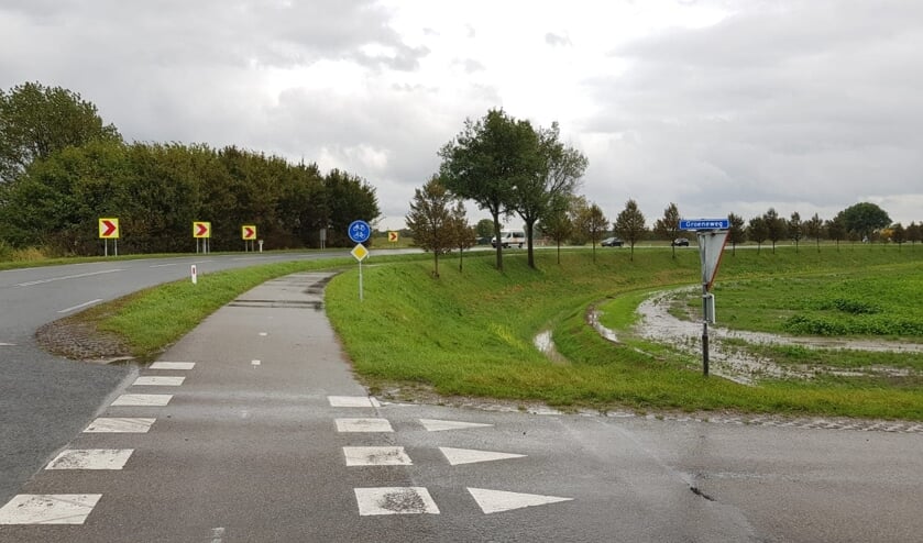 Eén van de twee 60 bochten op de dijk. FOTO JACOLINE DE BOER