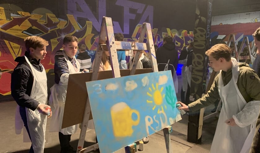De leerlingen mochten hun droombeeld van Roosendaal met graffiti spuiten FOTO REMKO VERMUNT