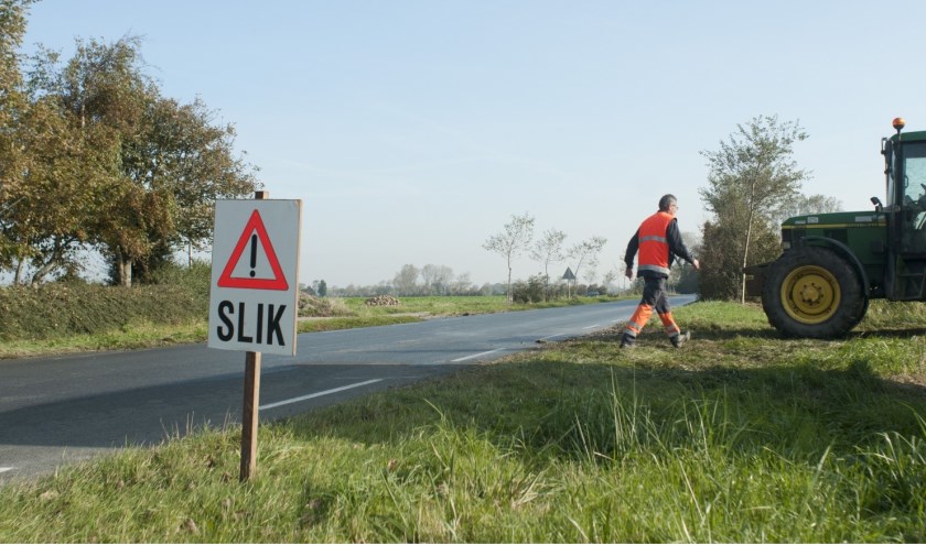 Het waterschap attendeert weggebruikers in deze periode van het jaar op slik op de weg.