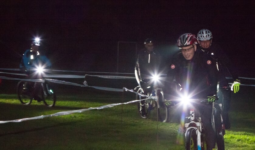 Mountainbike toertocht in het donker.