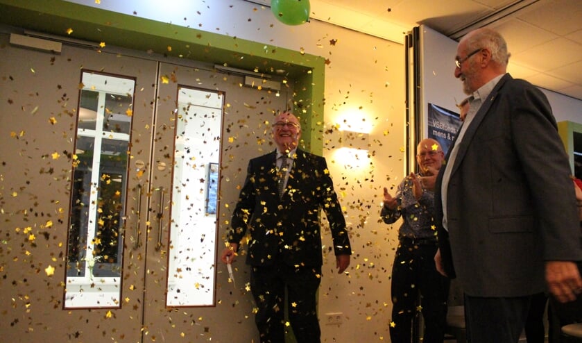 Het gerenoveerde dorpshuis De Vaert wordt door de oude en huidige voorzitter geopend.
