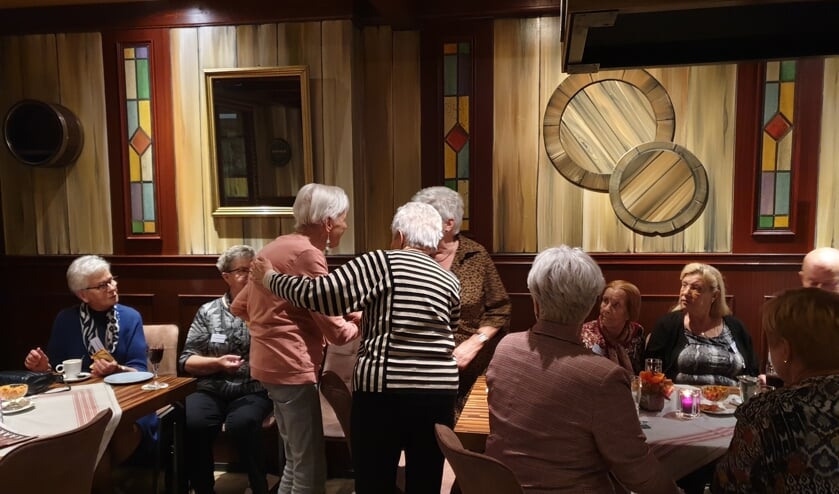 Oud-bewoners die elkaar na lange tijd weer zien. FOTO MICHELLE VAN DER HEIJDEN