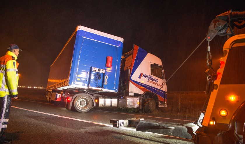 De vrachtwagen is door een berger weggetakeld.
