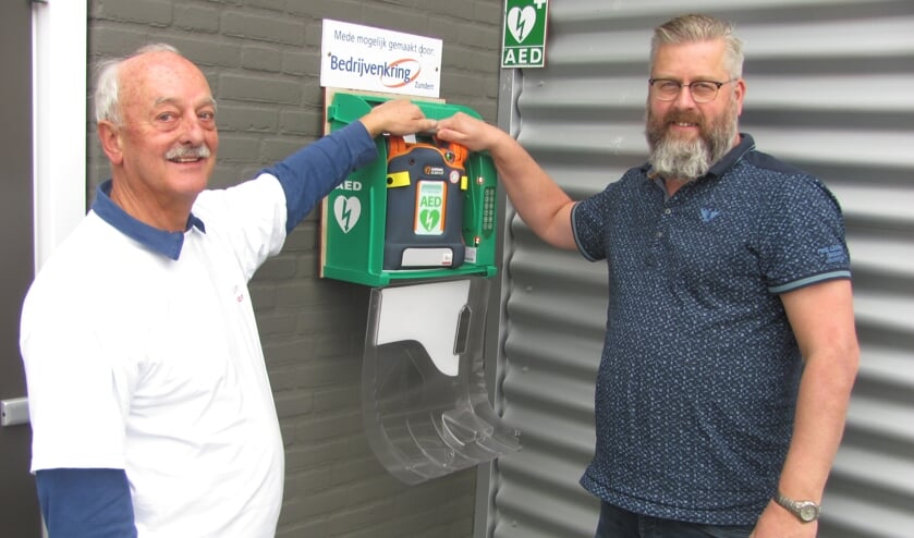 Jan Koetsenruijter (Stichting Hartveilig Zundert) en Frank van de Klundert bij de AED bij Dock 75.