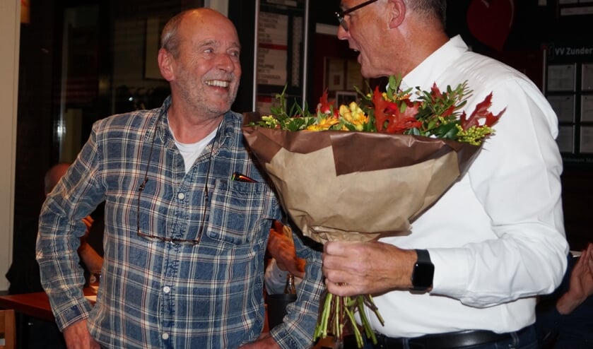 Charles van Elsacker (links) mag zich voortaan Erelid van VV Zundert noemen. 