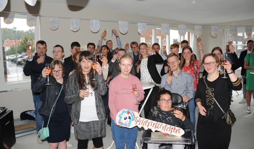 Alle bewoners heffen het glas nadat ze de sleutel van hun appartement hebben ontvangen. FOTO D. WESTERHOF