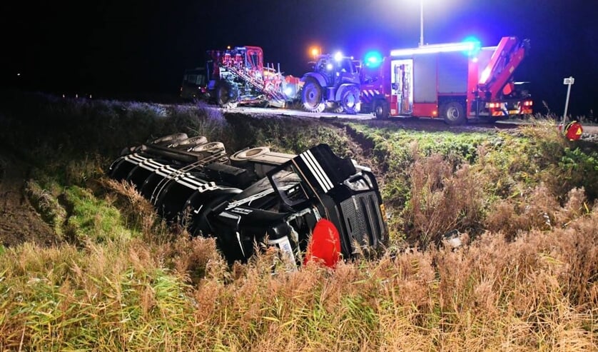 De vrachtwagen belandde op zijn kant.