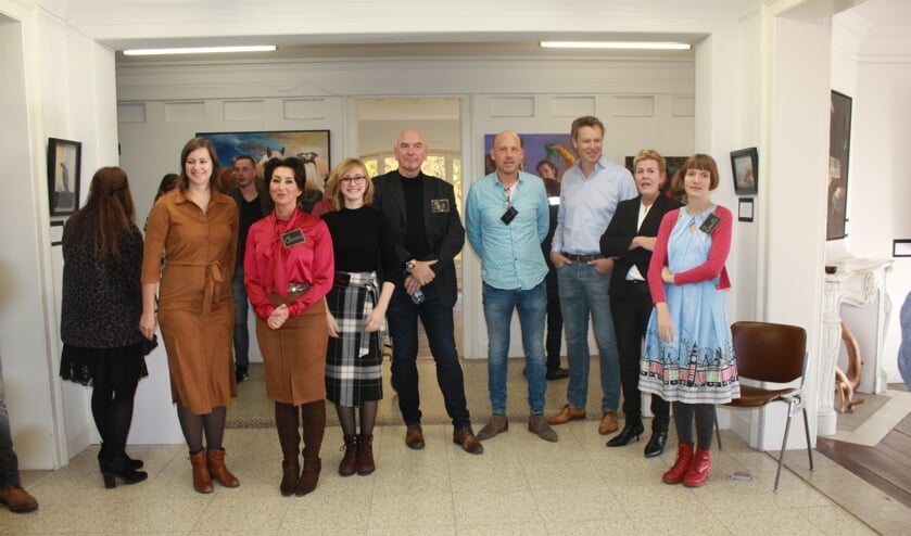 De groep kunstenaars geniet van het weerzien.